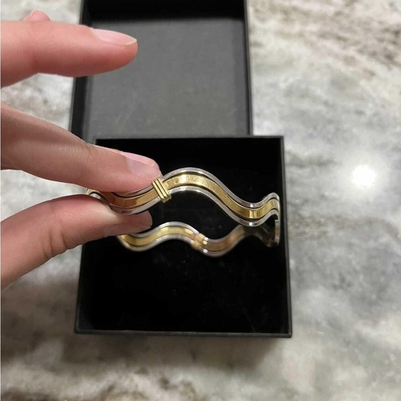 Vintage Avon Bracelet Waves with Twin Metal (Silver and Gold). Two tone bangle - Picture 1 of 4